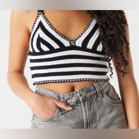 Black and white crochet crop tank top - Picture 1 of 5